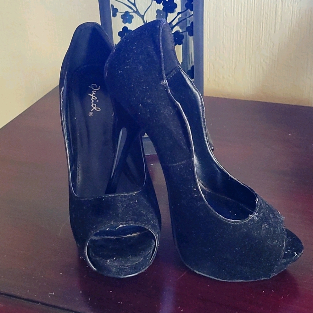Women's black high heels size 8.5